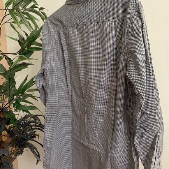 Old Navy Men’s Black and White Gingham Button Down Shirt - Picture 6 of 8